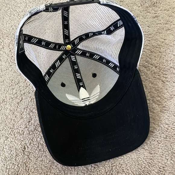 Adidas PRE-CURVED TRUCKER HAT - Picture 6 of 7